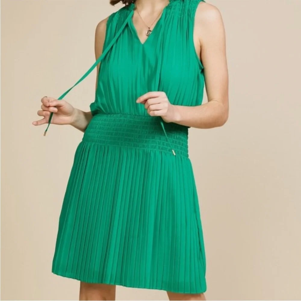 Skies Are Blue Kelly Green Pleated Sleeveless Dress EUC Size Medium - Picture 1 of 10